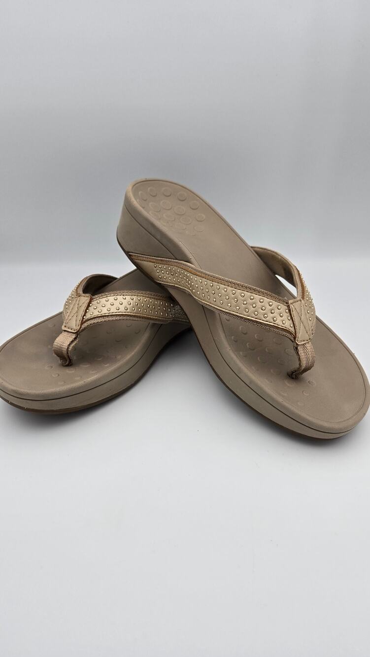VIONIC 380 Kehoe Leather Wedge Studded Sandals Size 8 Wide